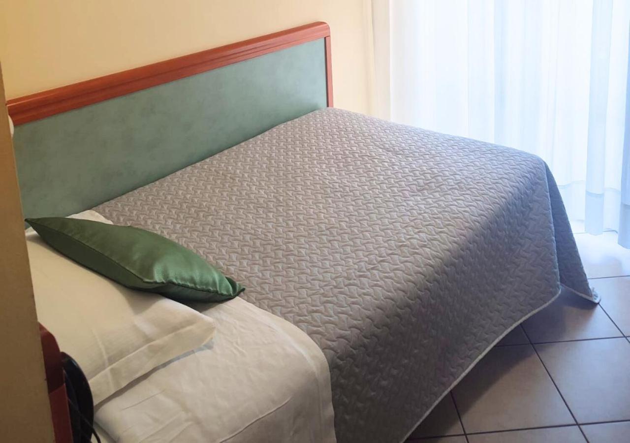 Hotel Riviera B&B Misano Adriatico Eksteriør bilde