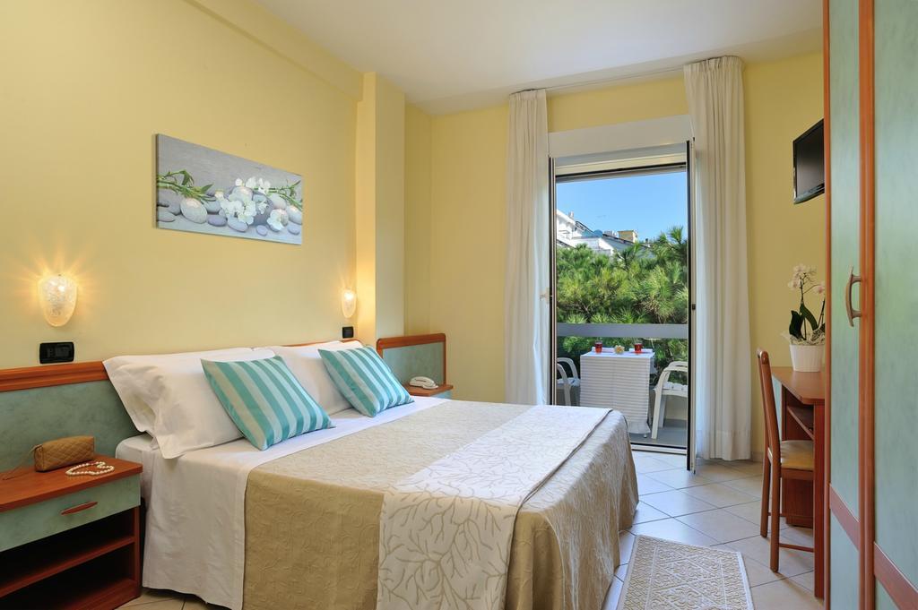 Hotel Riviera B&B Misano Adriatico Eksteriør bilde